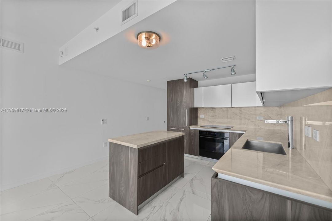 Недавно арендовано: $6,250 (2 спален, 2 ванн, 1088 Квадратных фут)