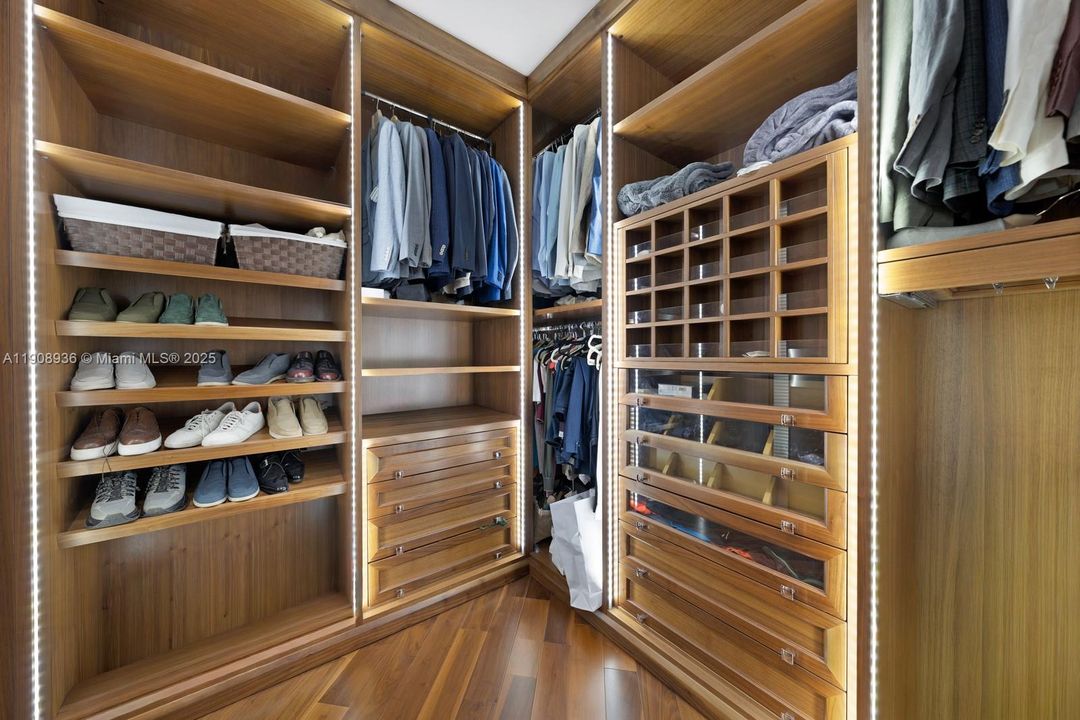 На продажу: $8,900,000 (3 спален, 3 ванн, 3884 Квадратных фут)