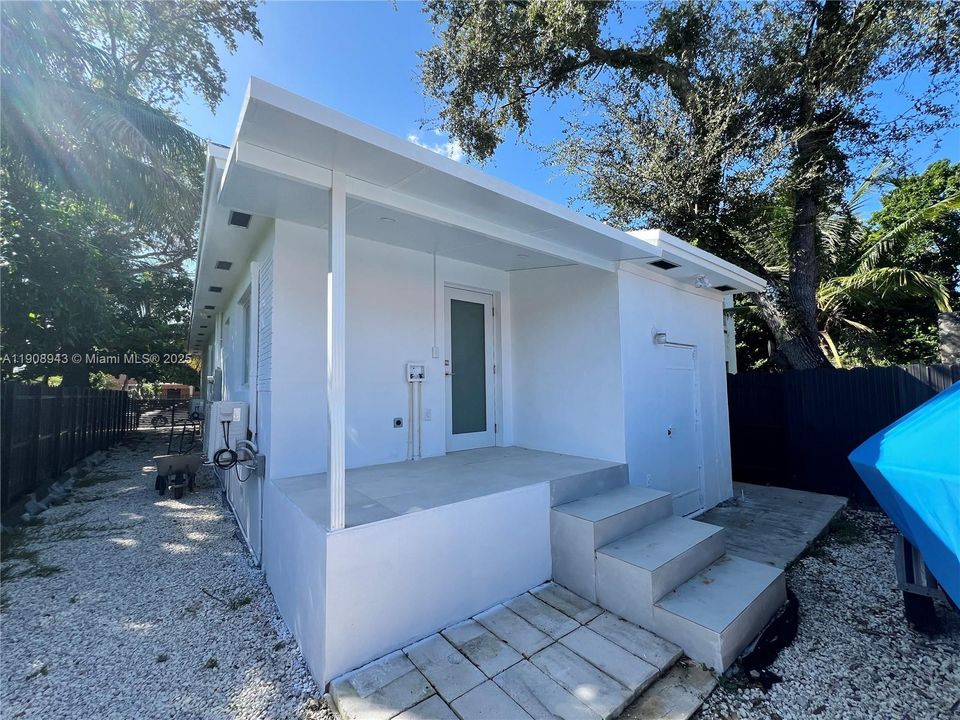 For Rent: $1,700 (0 beds, 1 baths, 990 Square Feet)