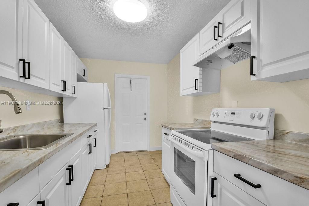 合同活跃: $410,000 (3 贝兹, 2 浴室, 1120 平方英尺)