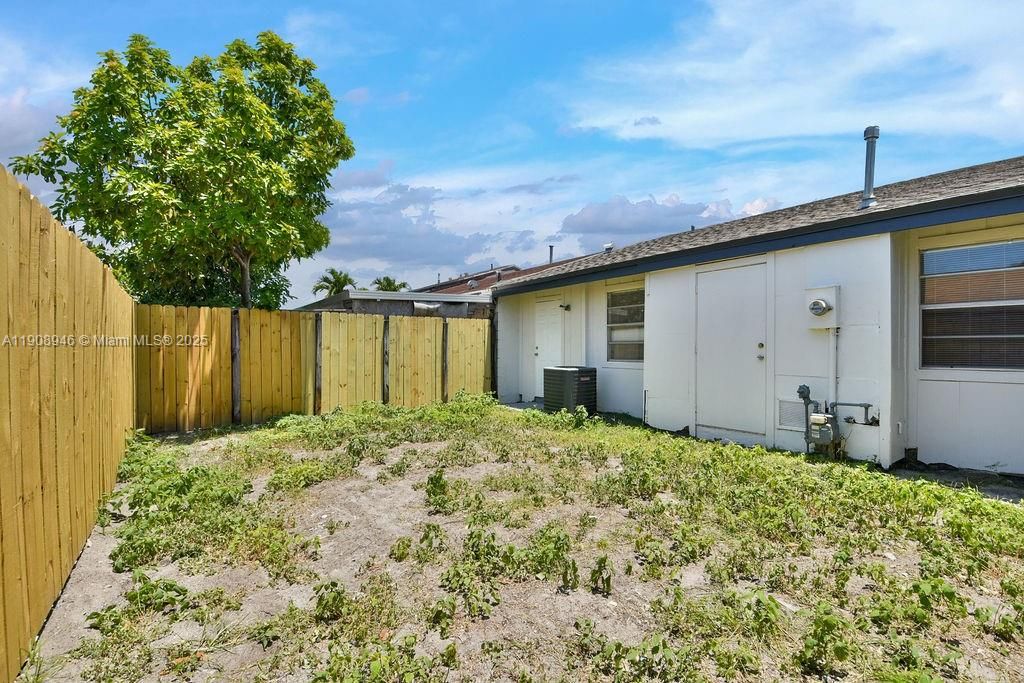 合同活跃: $410,000 (3 贝兹, 2 浴室, 1120 平方英尺)