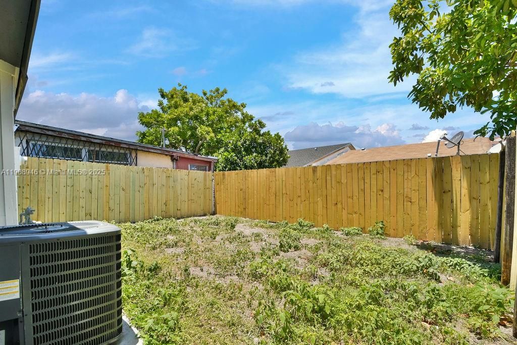 合同活跃: $410,000 (3 贝兹, 2 浴室, 1120 平方英尺)