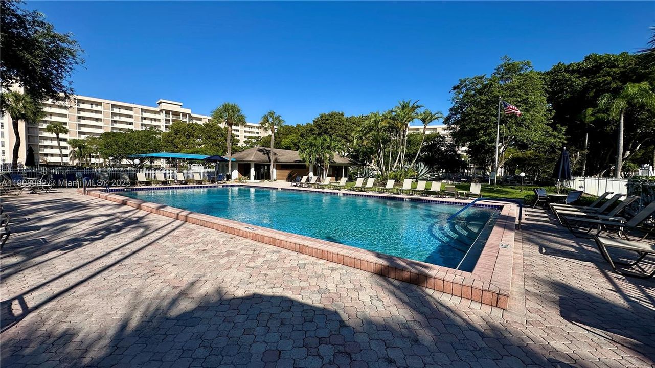 For Sale: $180,000 (1 beds, 1 baths, 900 Square Feet)