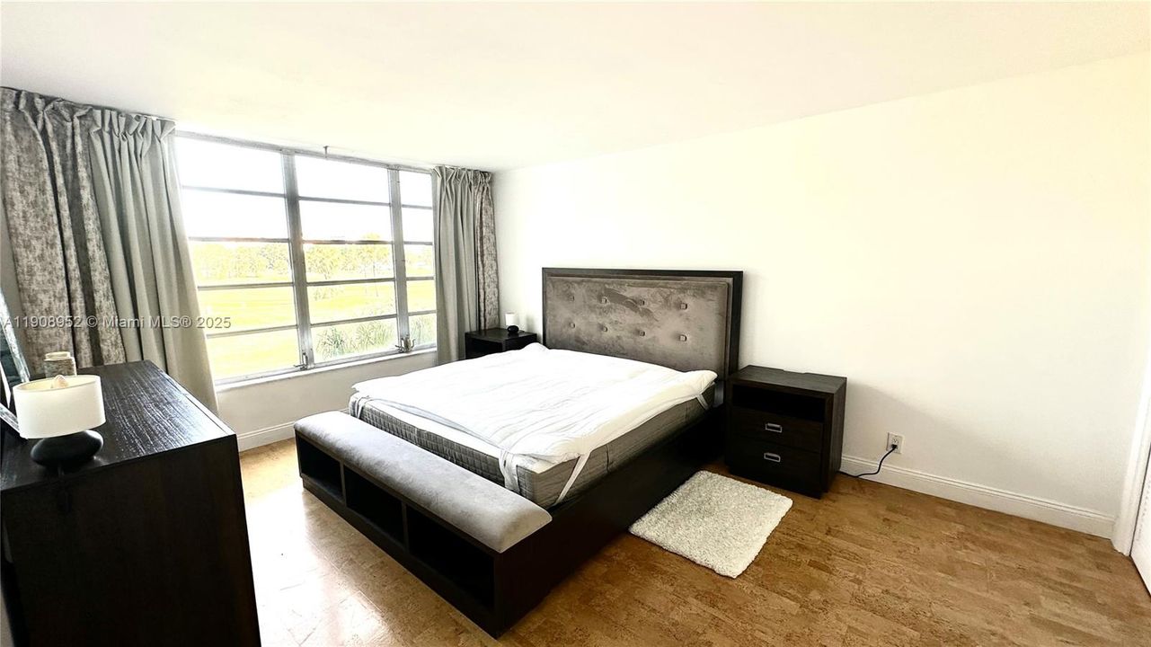 For Sale: $180,000 (1 beds, 1 baths, 900 Square Feet)