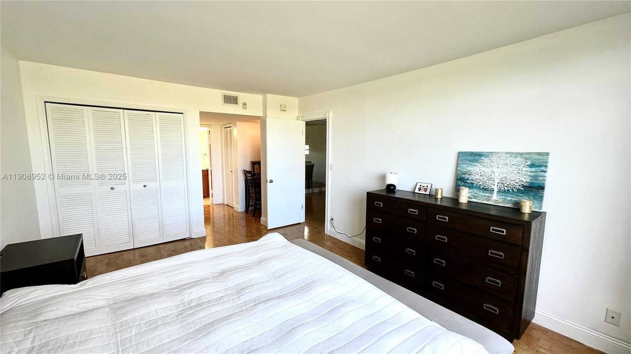 For Sale: $180,000 (1 beds, 1 baths, 900 Square Feet)