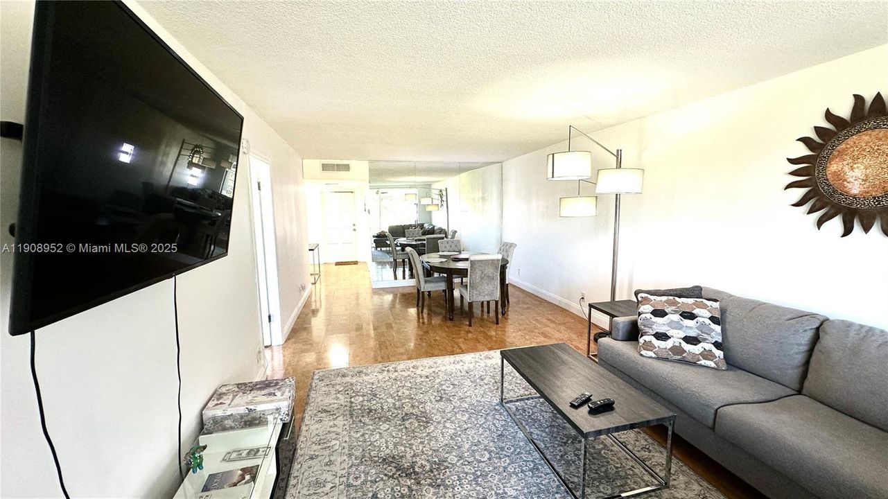 For Sale: $180,000 (1 beds, 1 baths, 900 Square Feet)