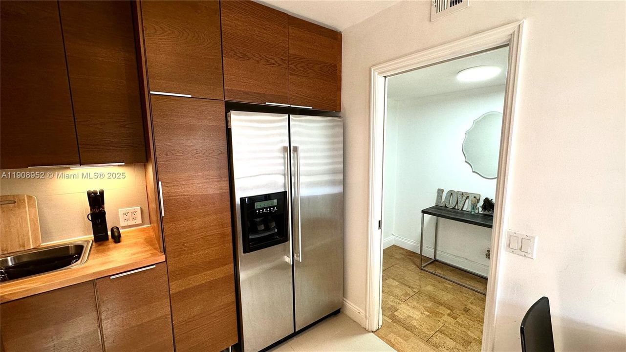 For Sale: $180,000 (1 beds, 1 baths, 900 Square Feet)