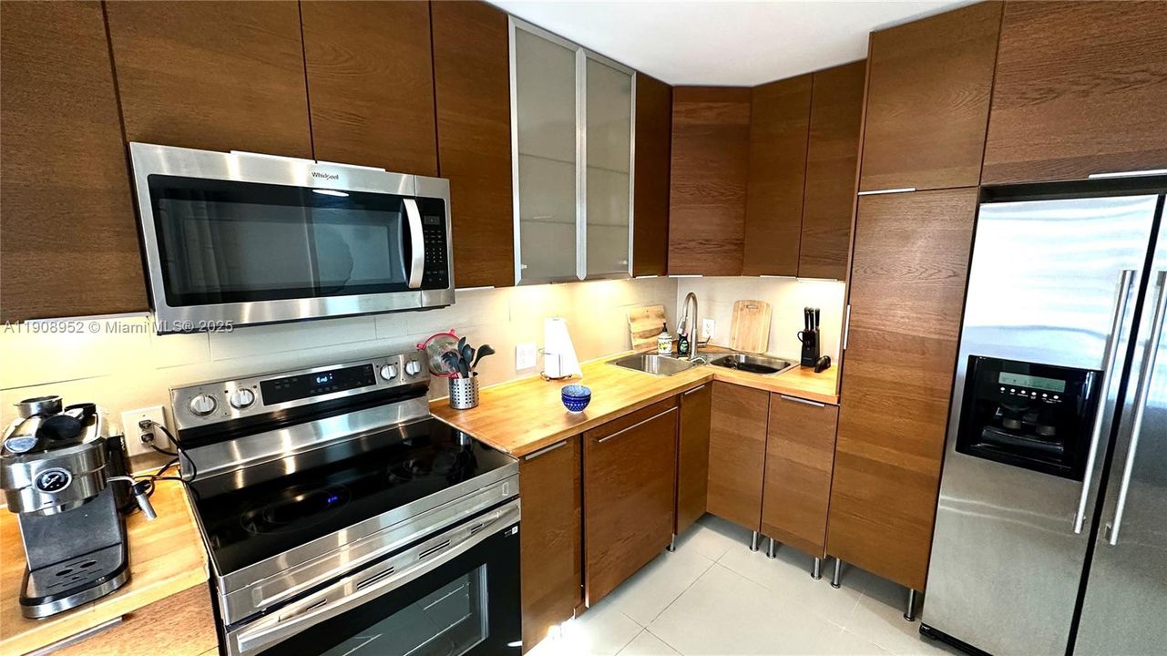 For Sale: $180,000 (1 beds, 1 baths, 900 Square Feet)