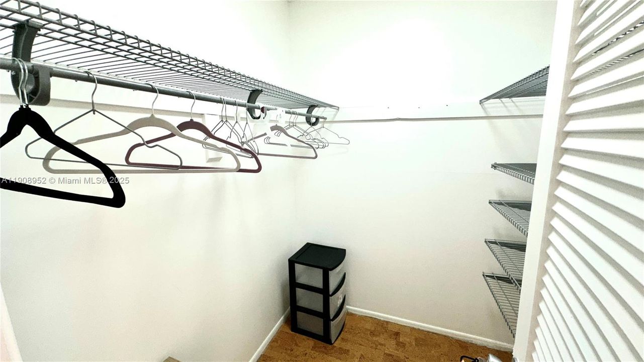 For Sale: $180,000 (1 beds, 1 baths, 900 Square Feet)