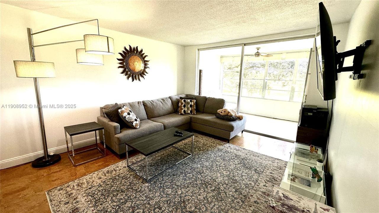 For Sale: $180,000 (1 beds, 1 baths, 900 Square Feet)