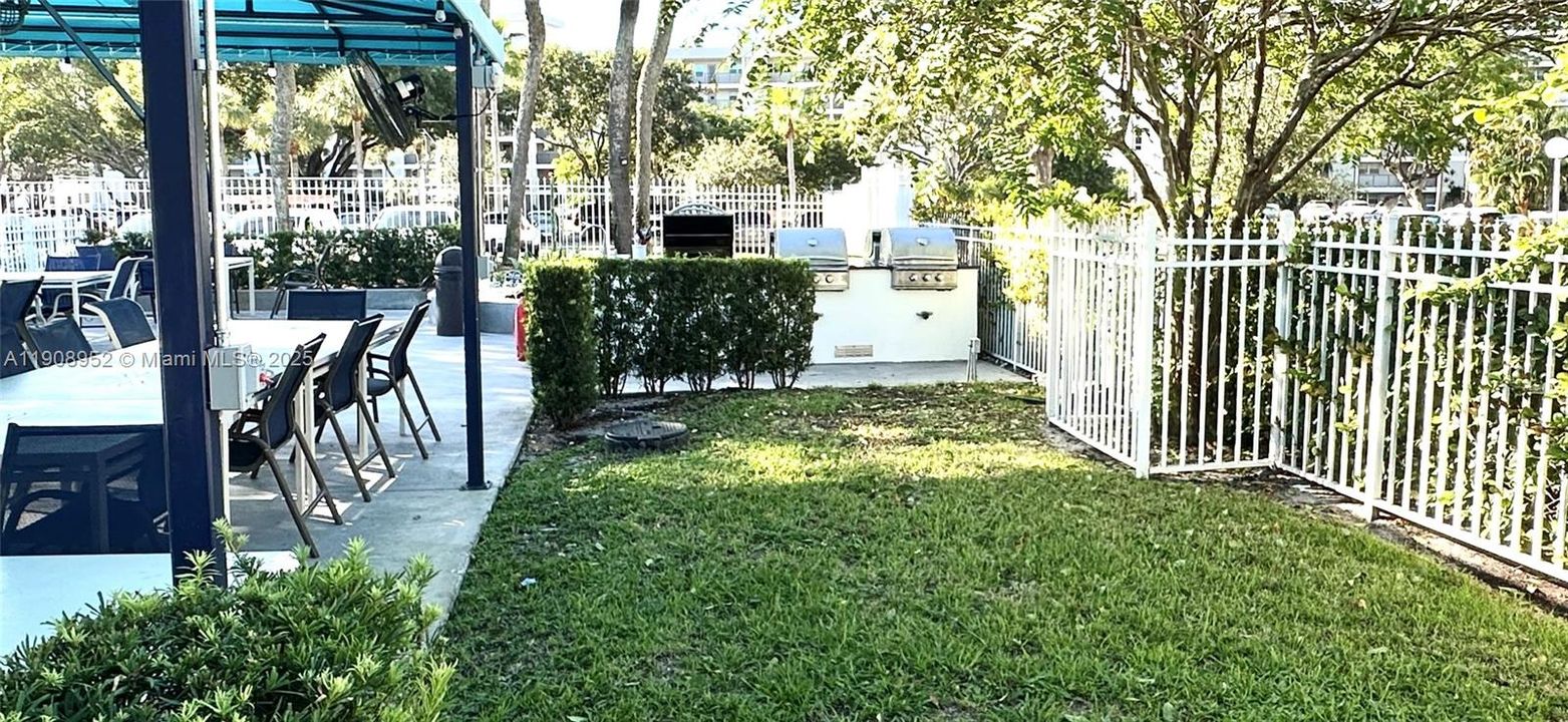 For Sale: $180,000 (1 beds, 1 baths, 900 Square Feet)