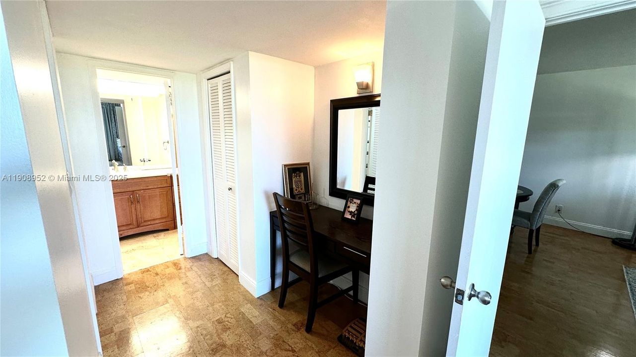 For Sale: $180,000 (1 beds, 1 baths, 900 Square Feet)