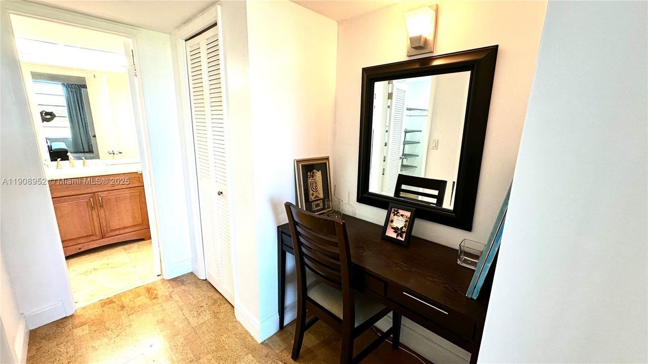 For Sale: $180,000 (1 beds, 1 baths, 900 Square Feet)