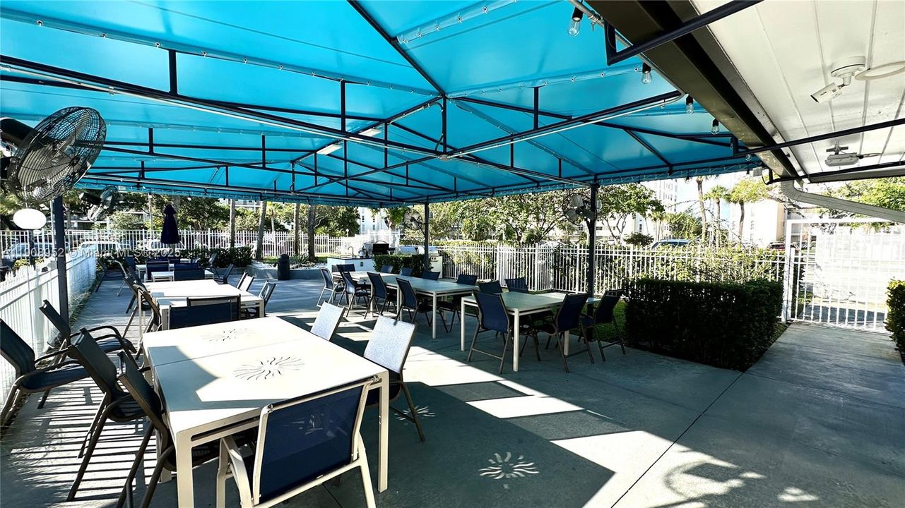 For Sale: $180,000 (1 beds, 1 baths, 900 Square Feet)