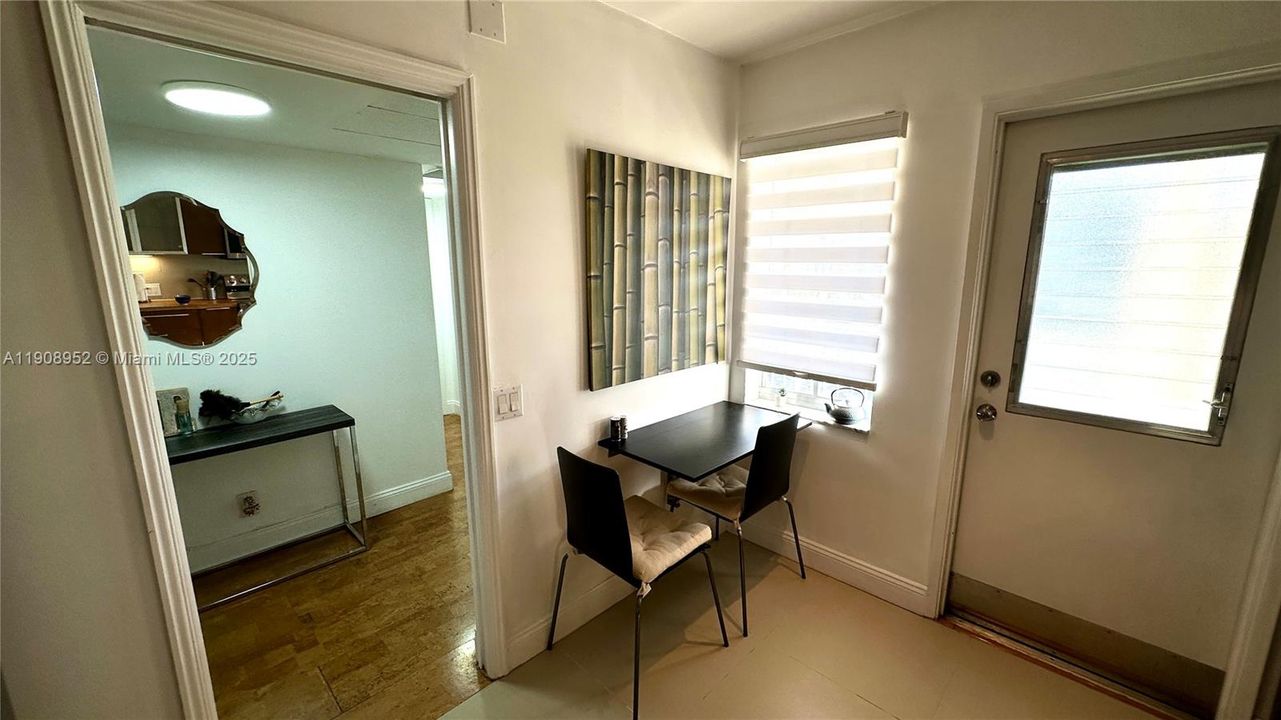 For Sale: $180,000 (1 beds, 1 baths, 900 Square Feet)