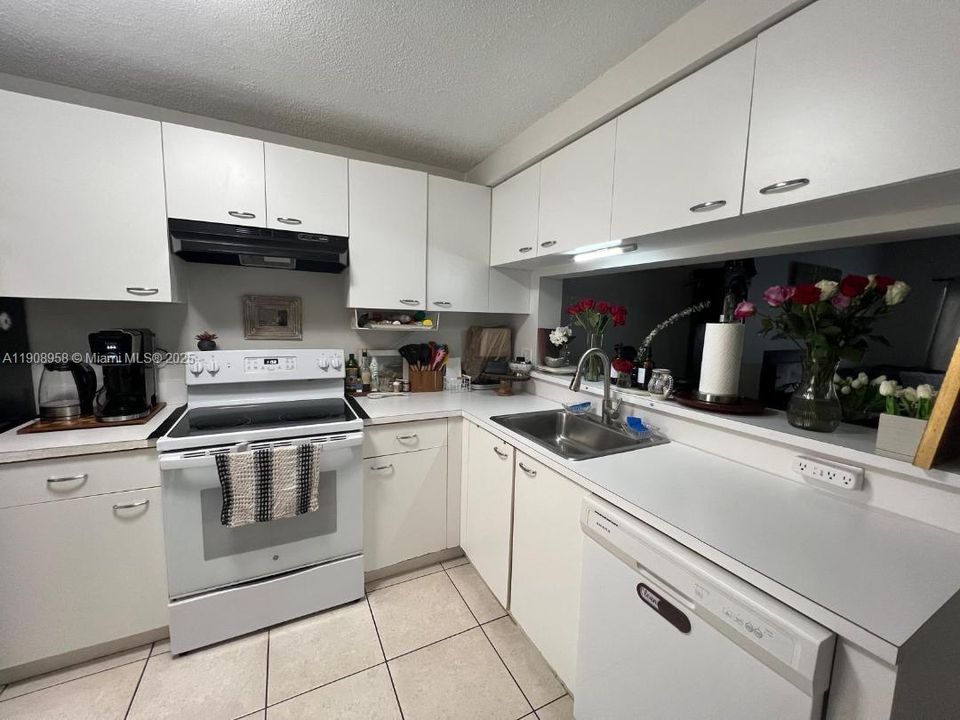 Active With Contract: $2,350 (2 beds, 1 baths, 1110 Square Feet)