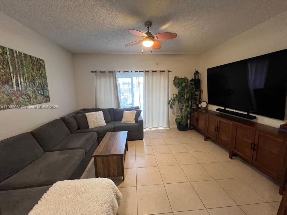Active With Contract: $2,350 (2 beds, 1 baths, 1110 Square Feet)