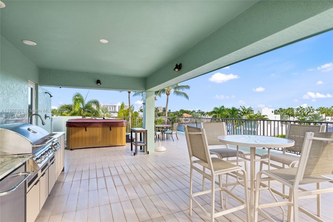 Rooftop Entertainment Deck w/ Kitchen,  Hot-tub, outdoor shower.