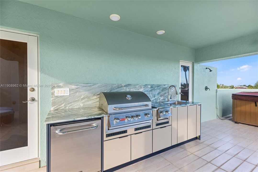 Rooftop Entertainment Deck with Kitchen, hot-tub, outdoor shower