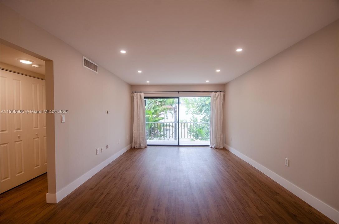 For Sale: $265,000 (1 beds, 1 baths, 672 Square Feet)