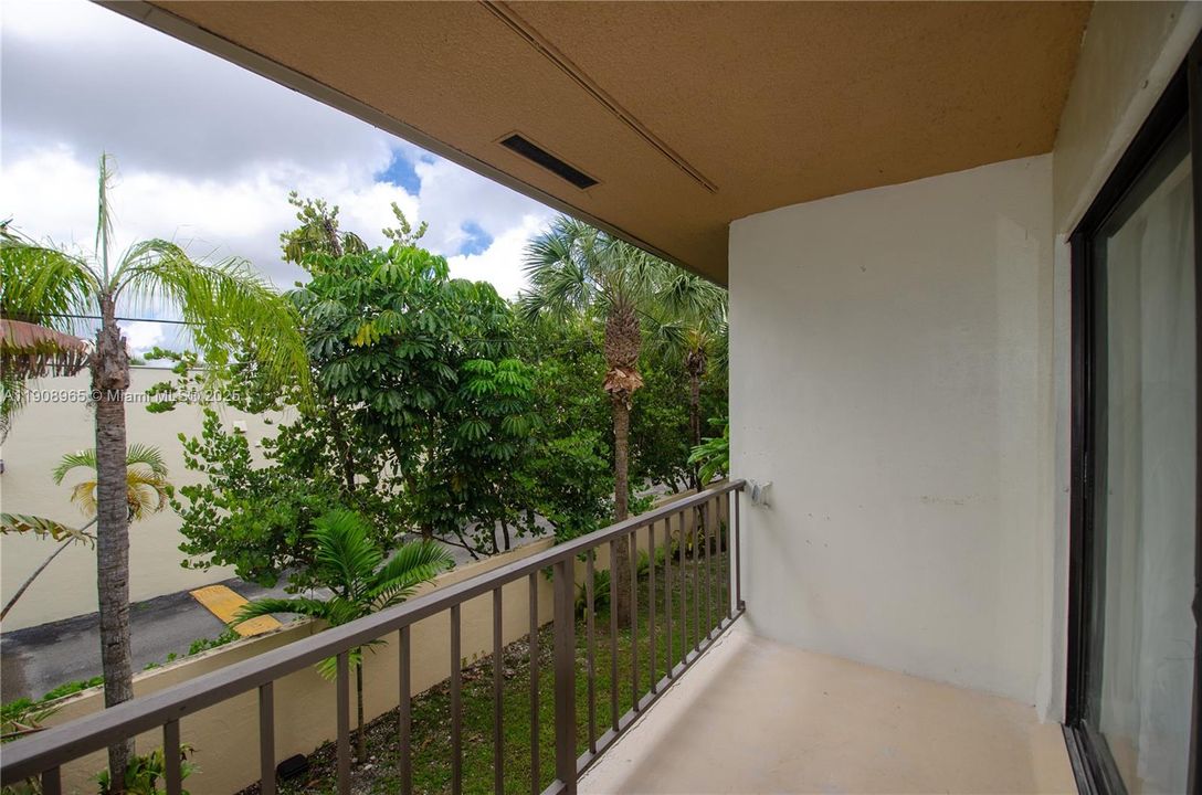 For Sale: $265,000 (1 beds, 1 baths, 672 Square Feet)