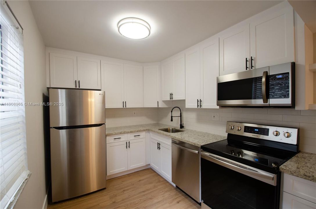For Sale: $265,000 (1 beds, 1 baths, 672 Square Feet)