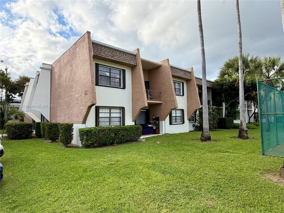 For Sale: $265,000 (1 beds, 1 baths, 672 Square Feet)