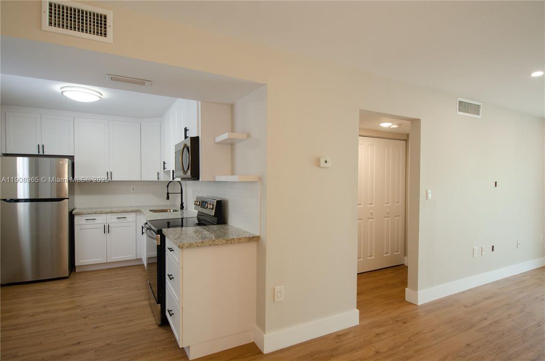 For Sale: $265,000 (1 beds, 1 baths, 672 Square Feet)