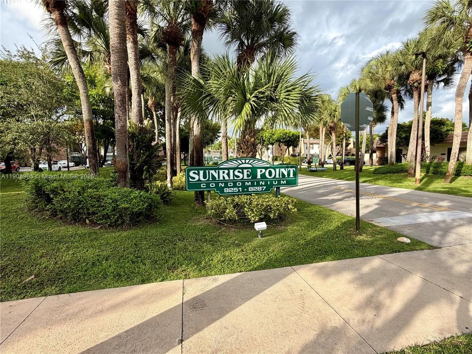 For Sale: $265,000 (1 beds, 1 baths, 672 Square Feet)