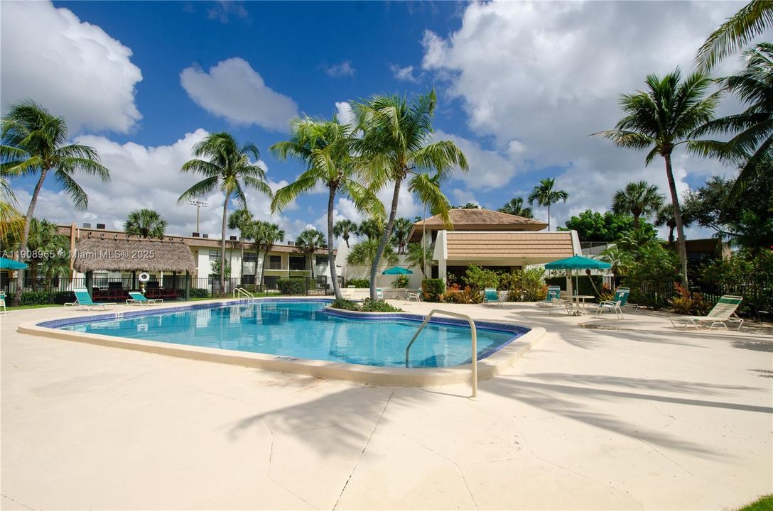 For Sale: $265,000 (1 beds, 1 baths, 672 Square Feet)