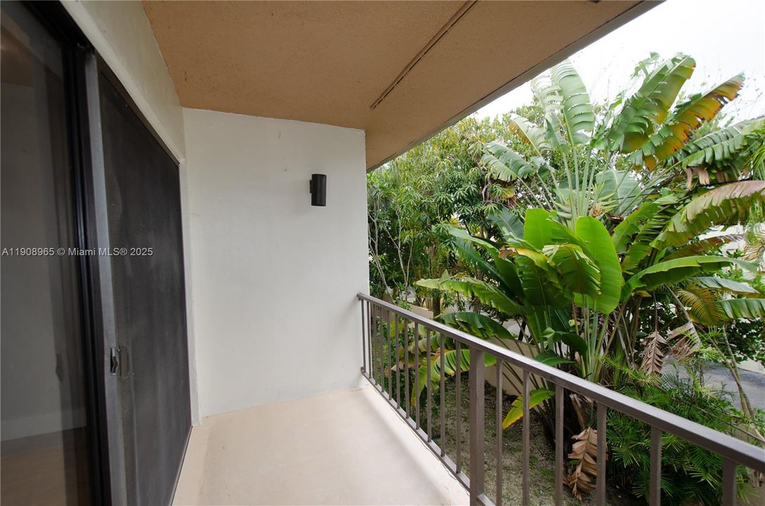 For Sale: $265,000 (1 beds, 1 baths, 672 Square Feet)