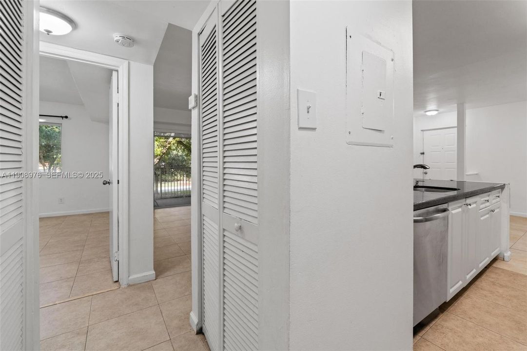 For Sale: $295,000 (2 beds, 2 baths, 1075 Square Feet)