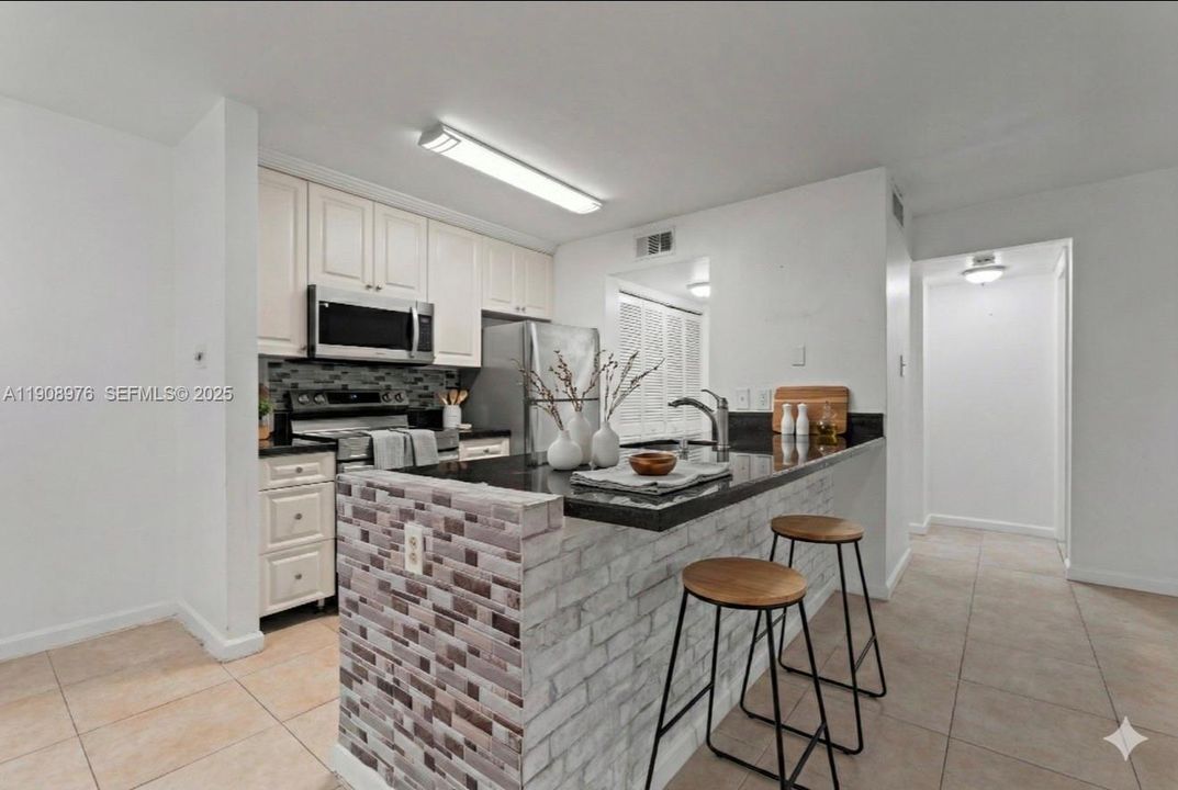 For Sale: $295,000 (2 beds, 2 baths, 1075 Square Feet)