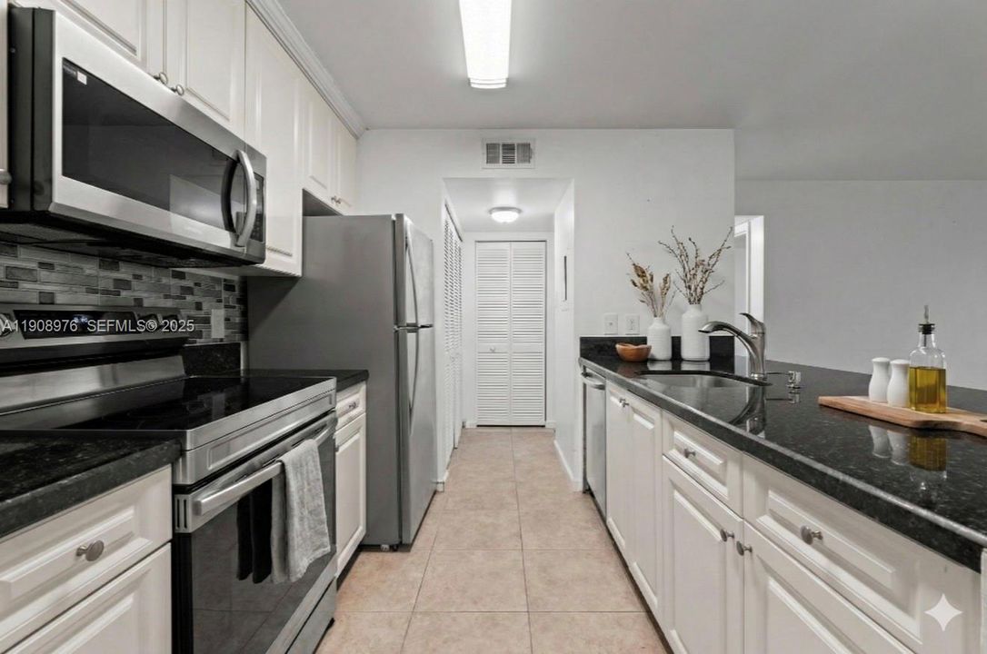 For Sale: $295,000 (2 beds, 2 baths, 1075 Square Feet)