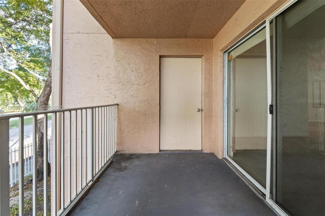 For Sale: $295,000 (2 beds, 2 baths, 1075 Square Feet)