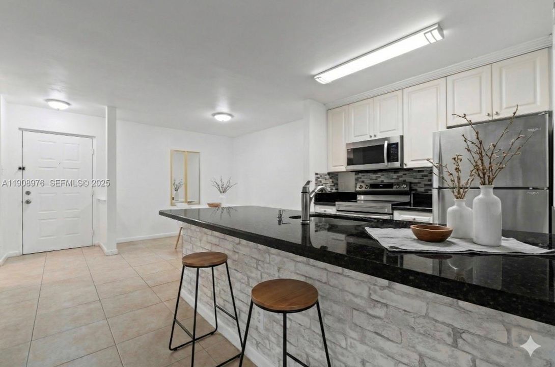 For Sale: $295,000 (2 beds, 2 baths, 1075 Square Feet)