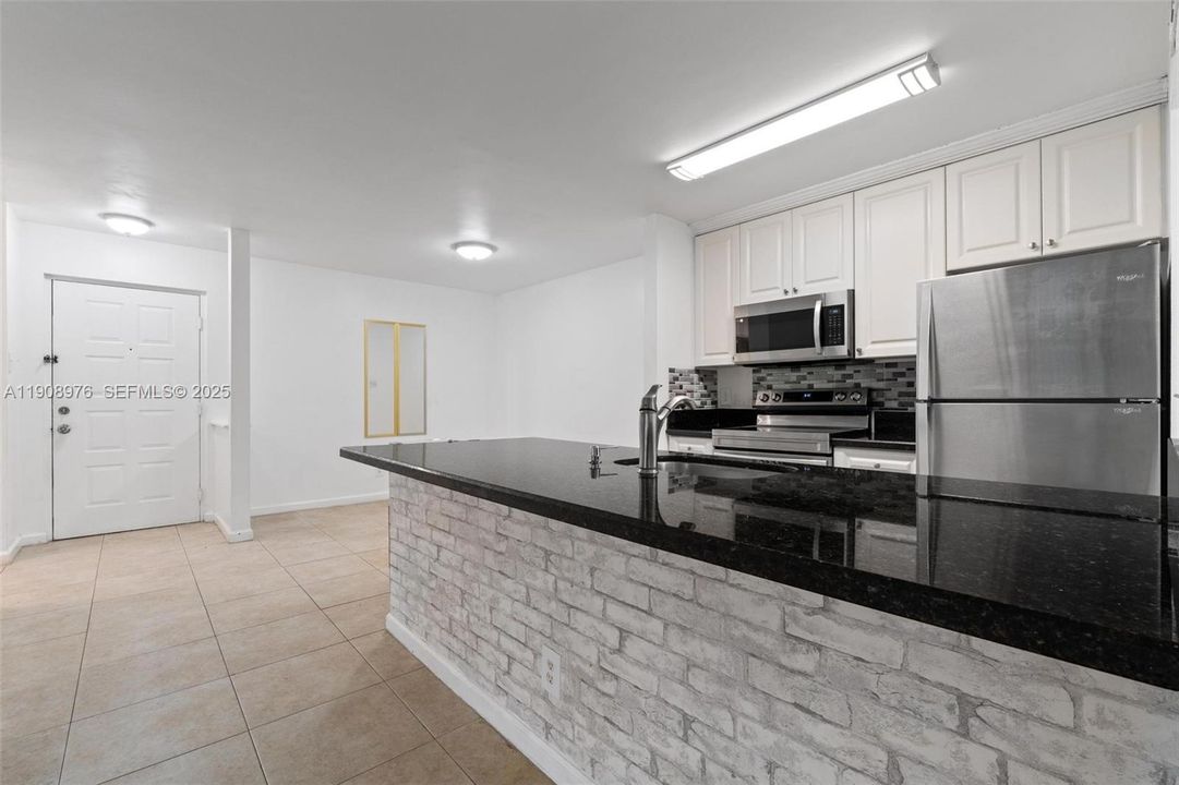 For Sale: $295,000 (2 beds, 2 baths, 1075 Square Feet)