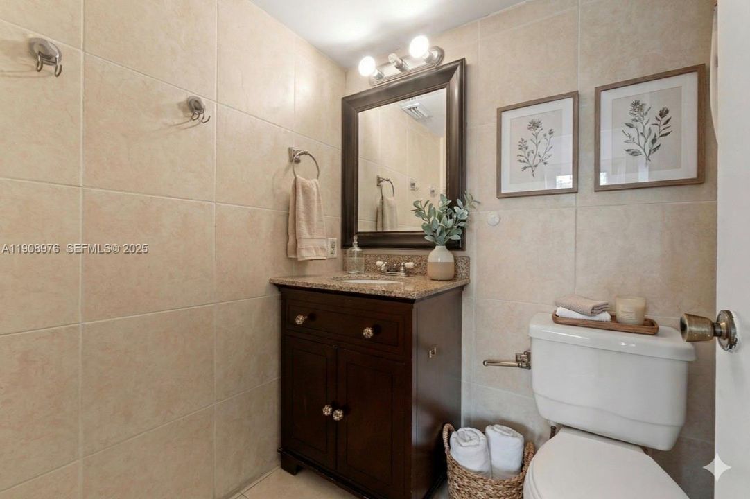 For Sale: $295,000 (2 beds, 2 baths, 1075 Square Feet)