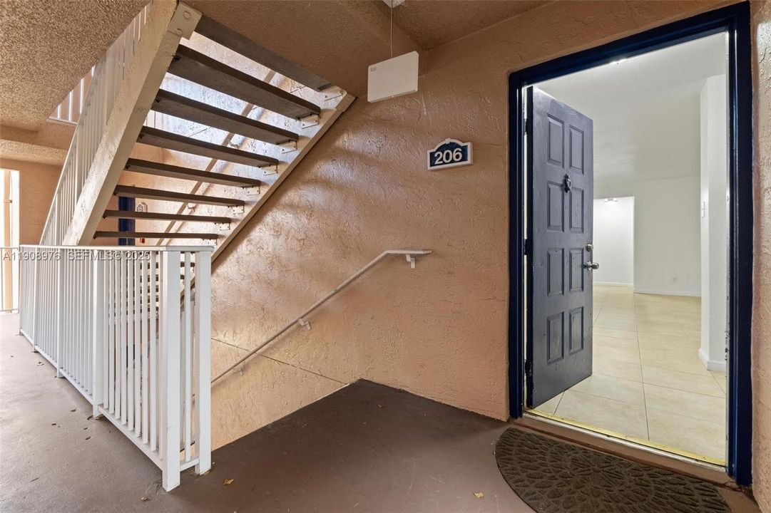 For Sale: $295,000 (2 beds, 2 baths, 1075 Square Feet)