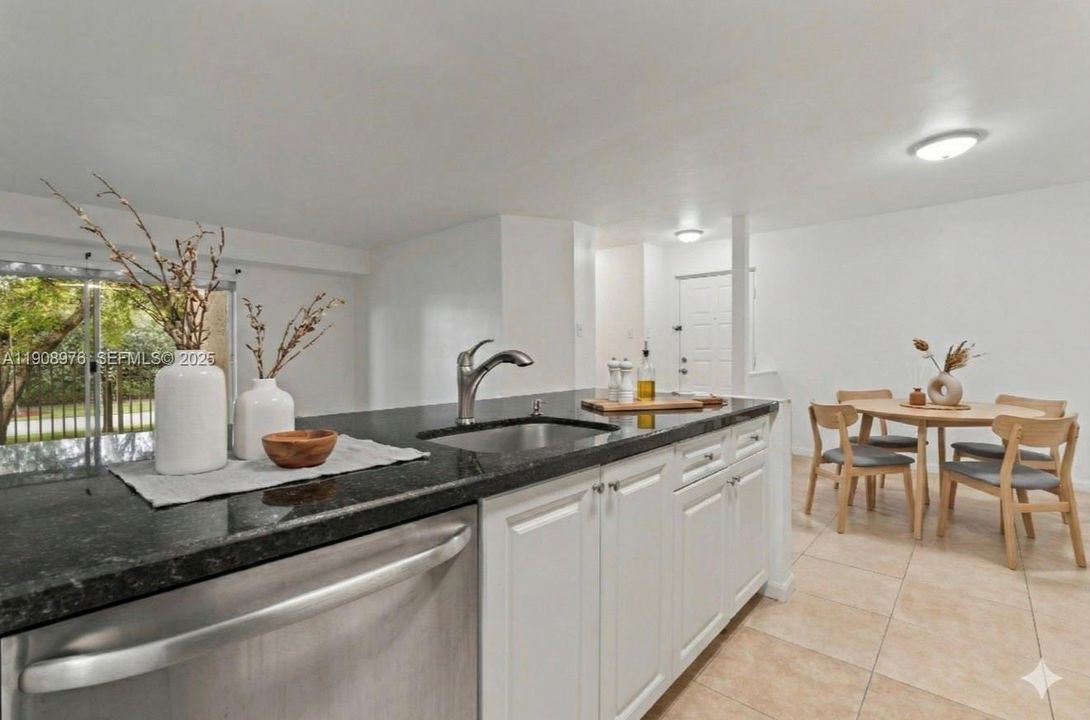 For Sale: $295,000 (2 beds, 2 baths, 1075 Square Feet)