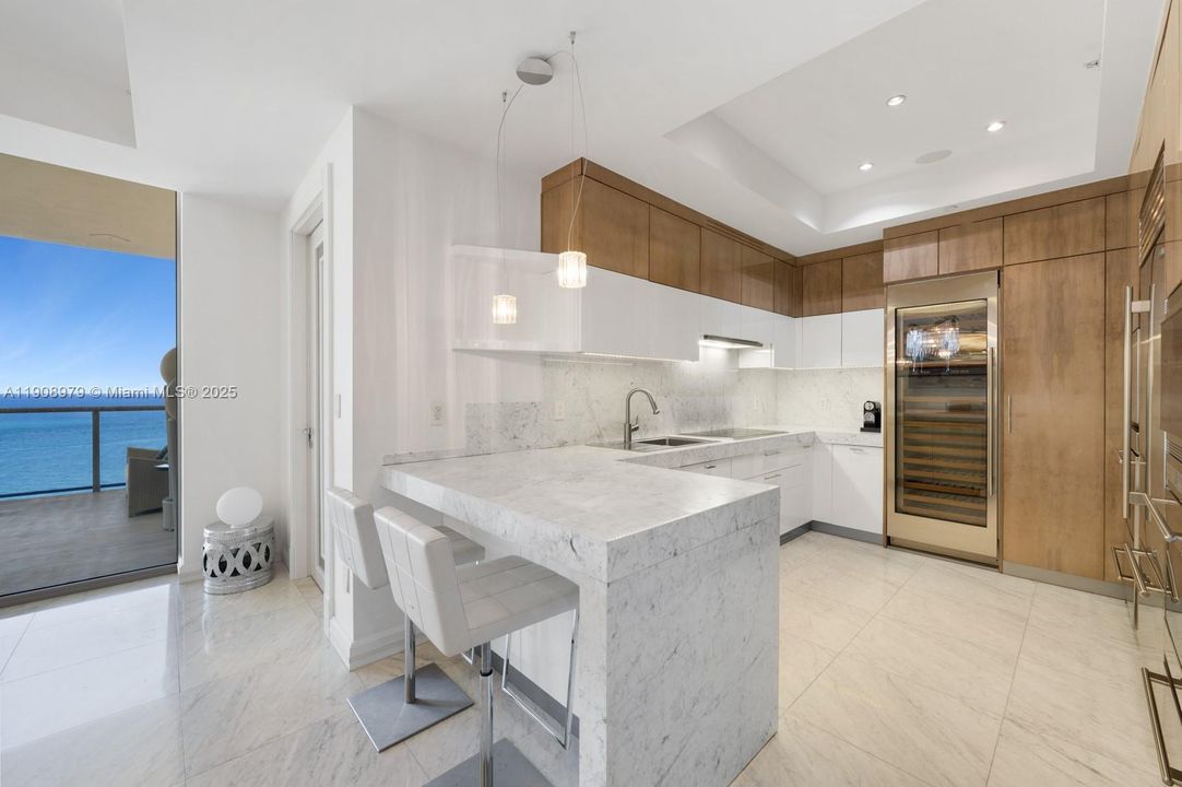 На продажу: $6,400,000 (2 спален, 2 ванн, 2123 Квадратных фут)