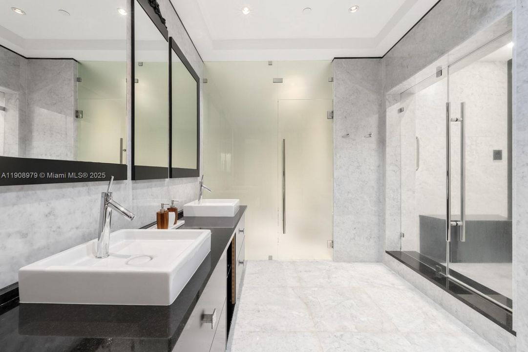 На продажу: $6,400,000 (2 спален, 2 ванн, 2123 Квадратных фут)