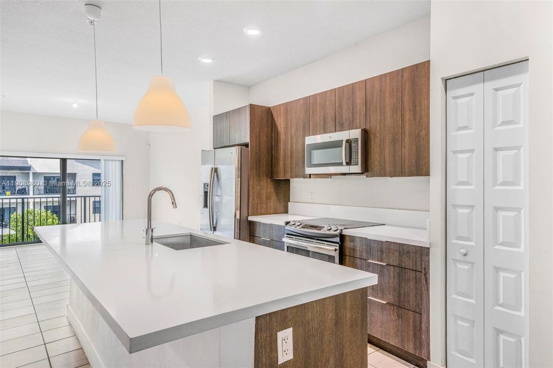 На продажу: $389,000 (2 спален, 2 ванн, 1048 Квадратных фут)