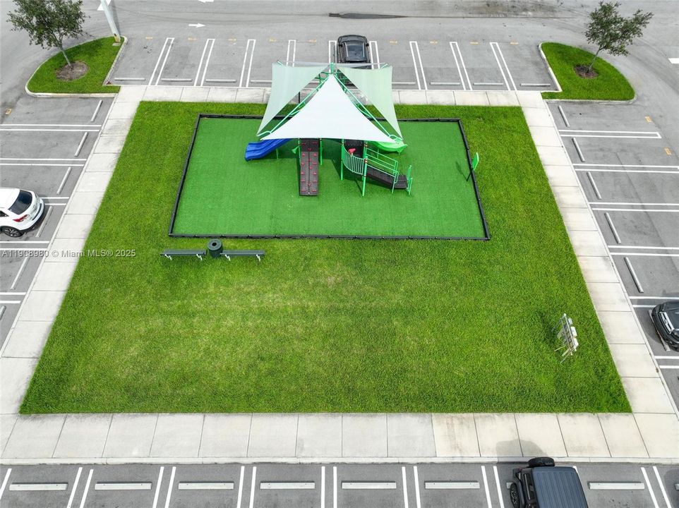 На продажу: $389,000 (2 спален, 2 ванн, 1048 Квадратных фут)