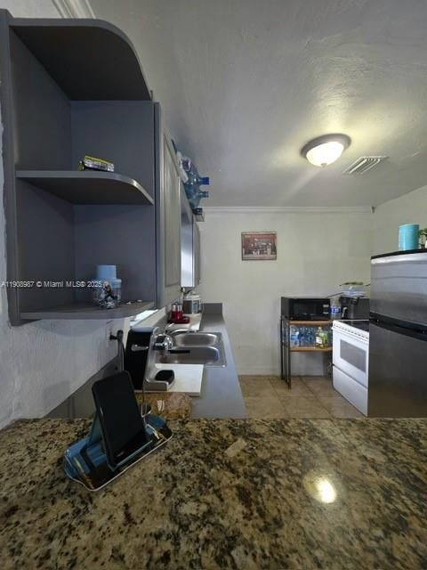 На продажу: $399,000 (2 спален, 1 ванн, 980 Квадратных фут)