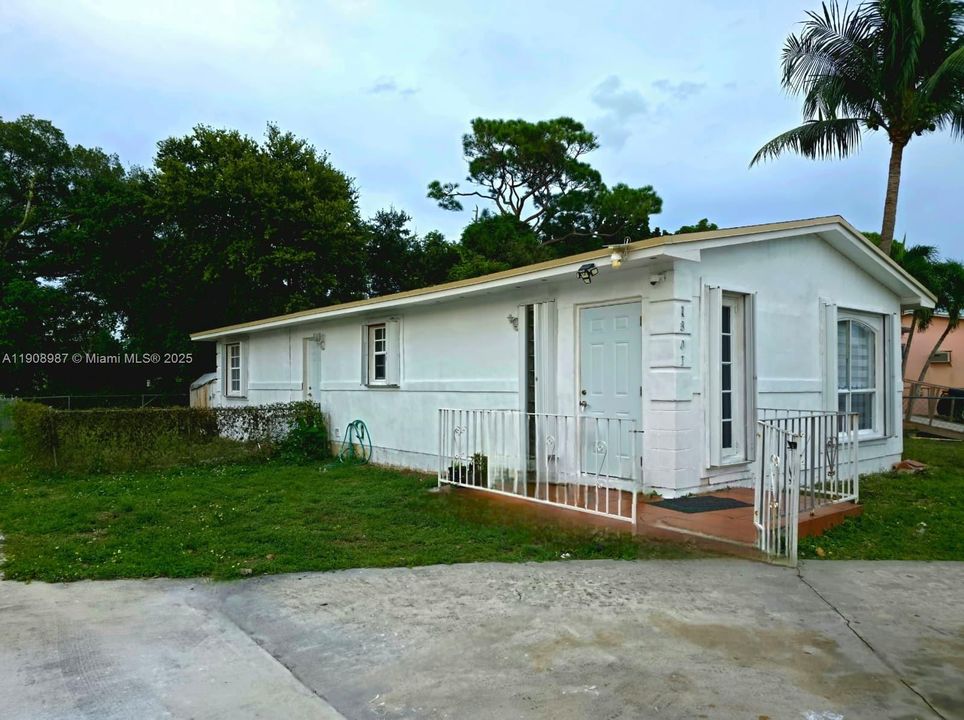 На продажу: $399,000 (2 спален, 1 ванн, 980 Квадратных фут)