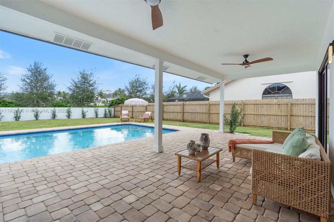 合同活跃: $1,149,000 (4 贝兹, 2 浴室, 2100 平方英尺)