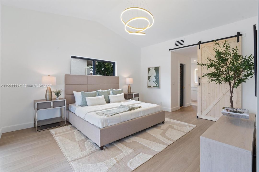 合同活跃: $1,149,000 (4 贝兹, 2 浴室, 2100 平方英尺)