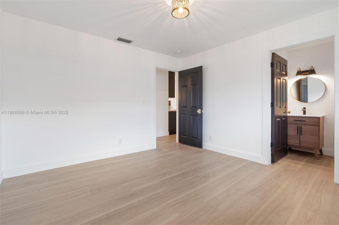 合同活跃: $1,149,000 (4 贝兹, 2 浴室, 2100 平方英尺)