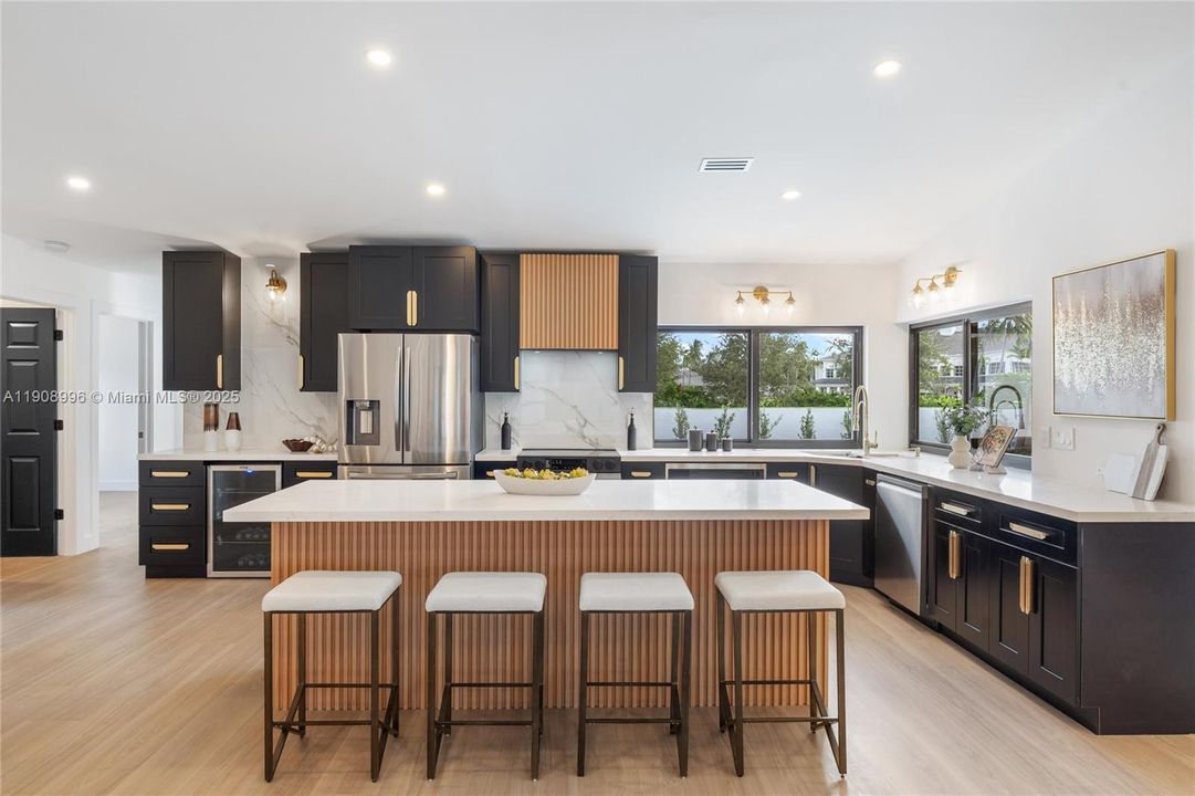 合同活跃: $1,149,000 (4 贝兹, 2 浴室, 2100 平方英尺)